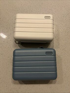 Away Ribbed Hard-Shell Accessory Cases — Cream and Coast Blue
